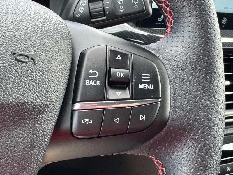 Ford Escape Vehicle Full-screen Gallery Image 17
