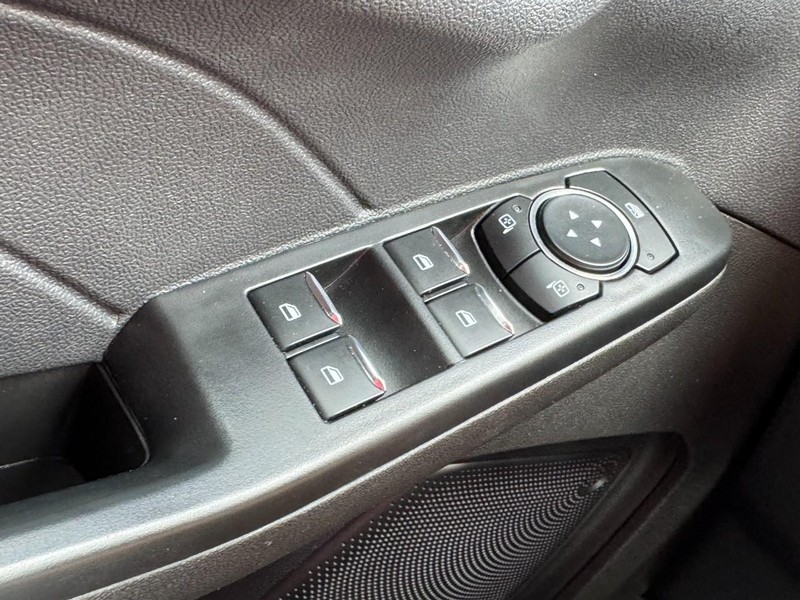 Ford Escape Vehicle Full-screen Gallery Image 23