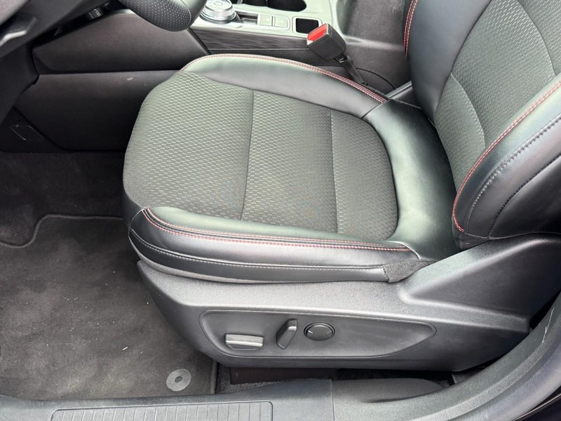 Ford Escape Vehicle Full-screen Gallery Image 24