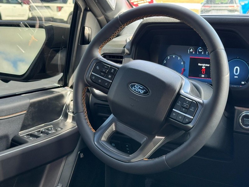 Ford F-150 Vehicle Full-screen Gallery Image 12