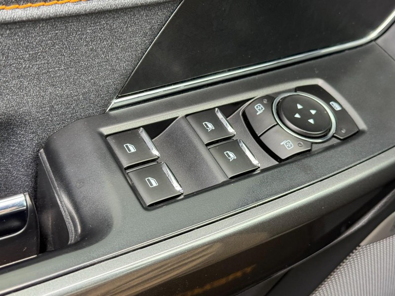Ford F-150 Vehicle Full-screen Gallery Image 24