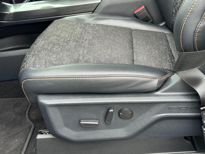 Ford F-150 Vehicle Full-screen Gallery Image 25