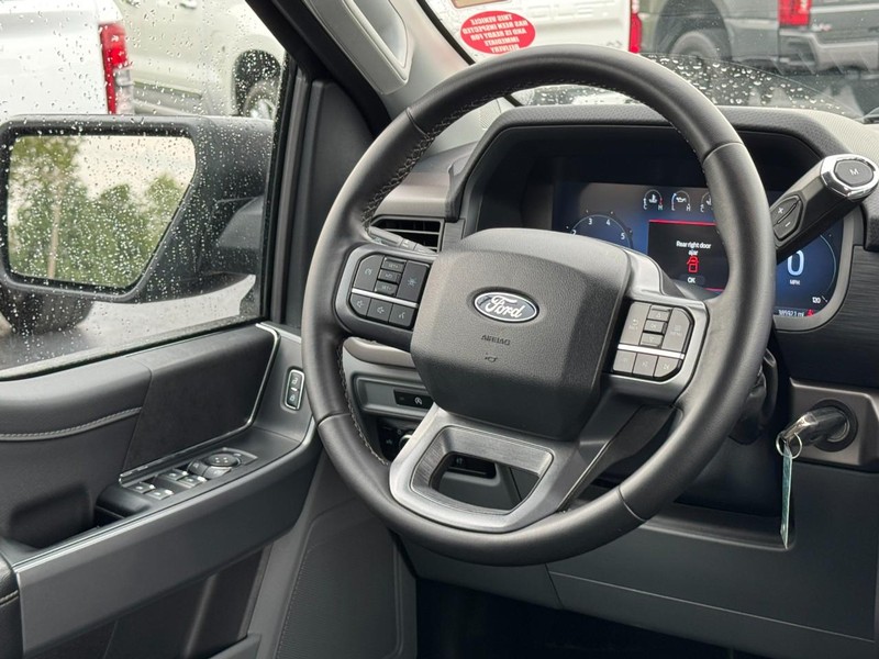 Ford F-150 Vehicle Full-screen Gallery Image 12