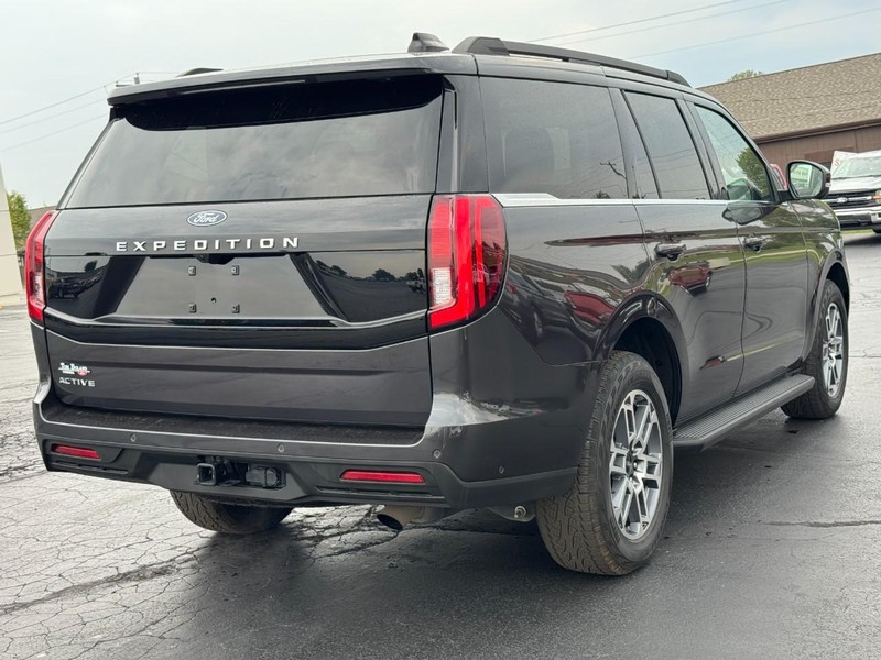 Ford Expedition Vehicle Full-screen Gallery Image 03