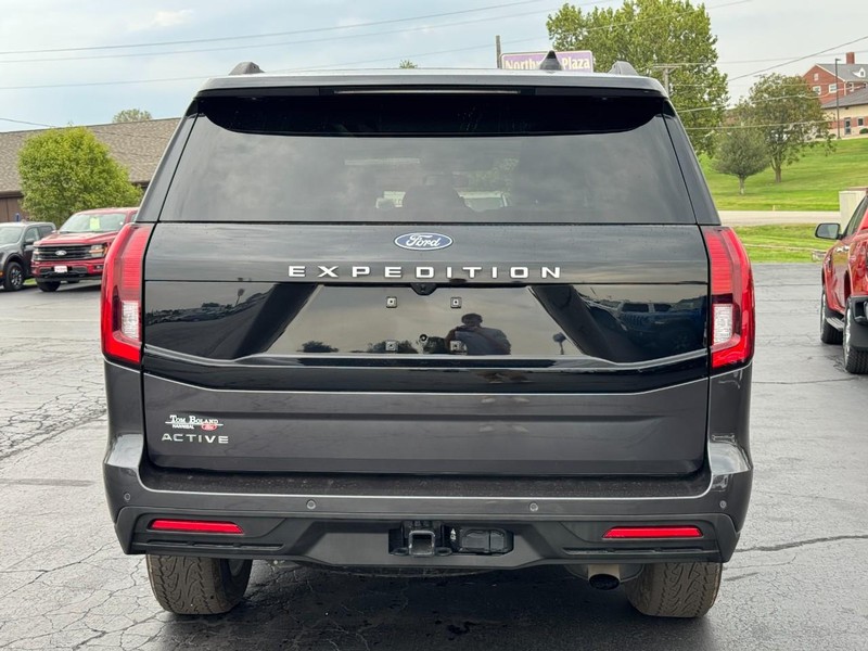 Ford Expedition Vehicle Full-screen Gallery Image 04
