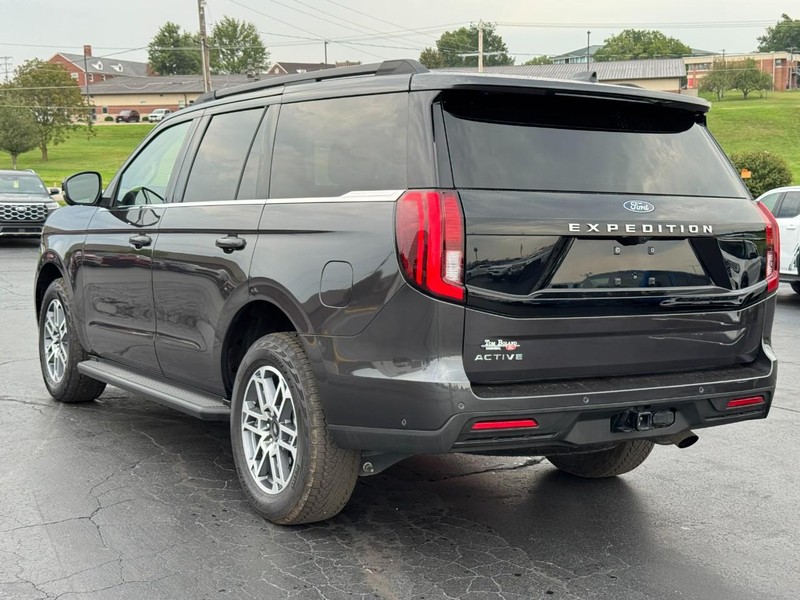 Ford Expedition Vehicle Full-screen Gallery Image 06