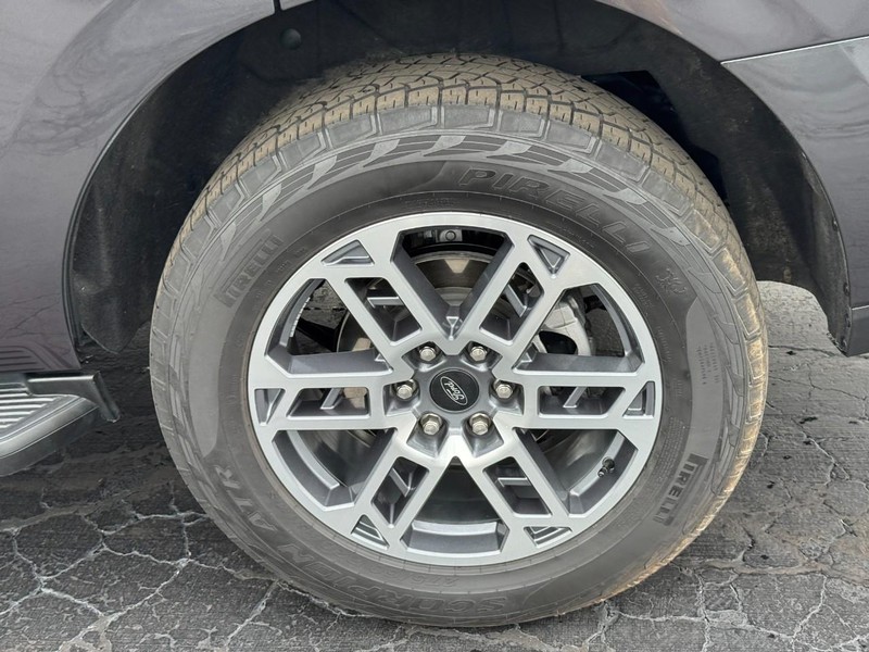 Ford Expedition Vehicle Full-screen Gallery Image 07