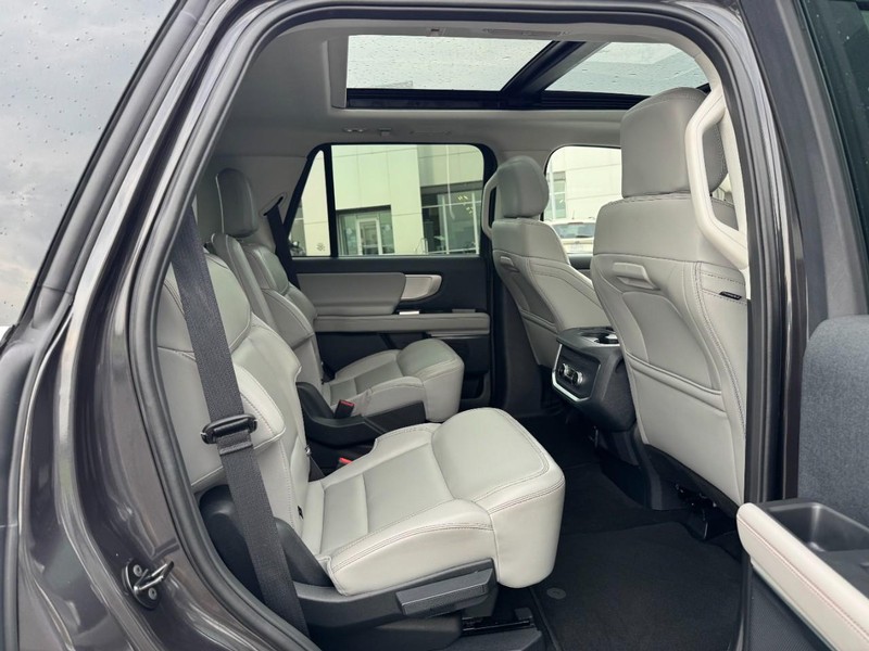 Ford Expedition Vehicle Full-screen Gallery Image 10