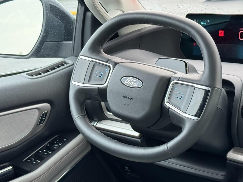 Ford Expedition Vehicle Full-screen Gallery Image 13