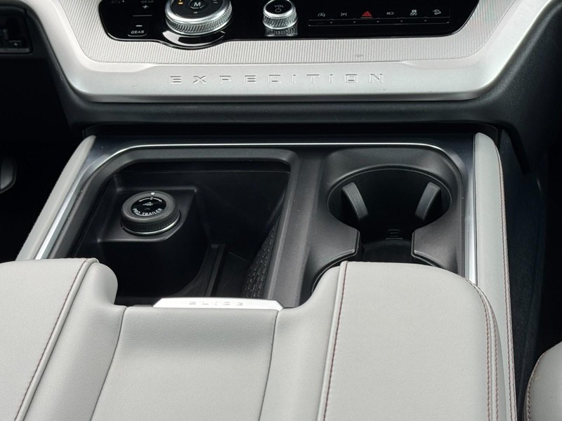 Ford Expedition Vehicle Full-screen Gallery Image 15