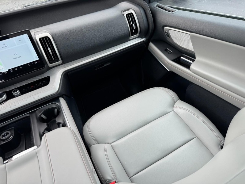 Ford Expedition Vehicle Full-screen Gallery Image 16