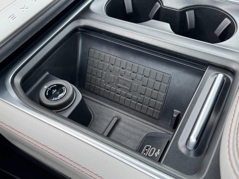 Ford Expedition Vehicle Full-screen Gallery Image 19