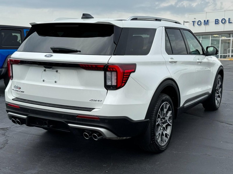 Ford Explorer Vehicle Full-screen Gallery Image 03
