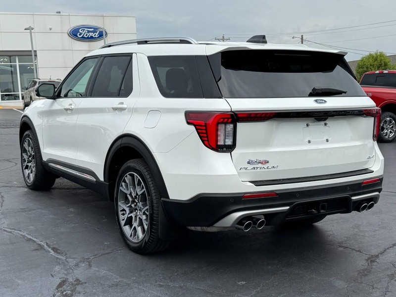 Ford Explorer Vehicle Full-screen Gallery Image 06