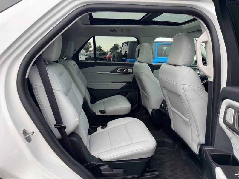 Ford Explorer Vehicle Full-screen Gallery Image 10