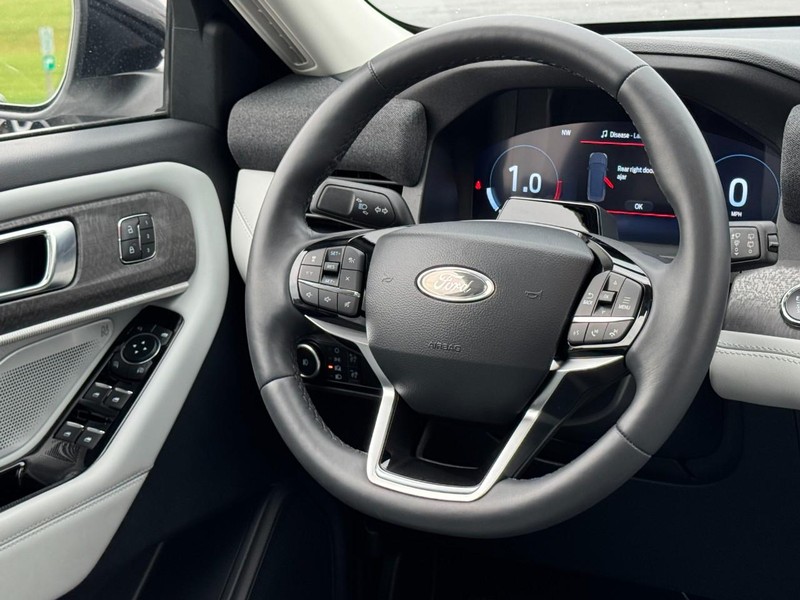 Ford Explorer Vehicle Full-screen Gallery Image 13