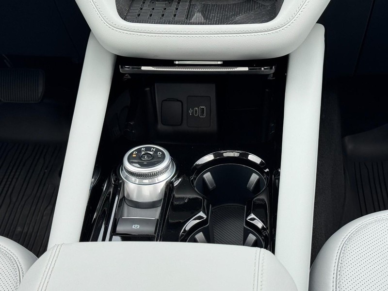 Ford Explorer Vehicle Full-screen Gallery Image 15