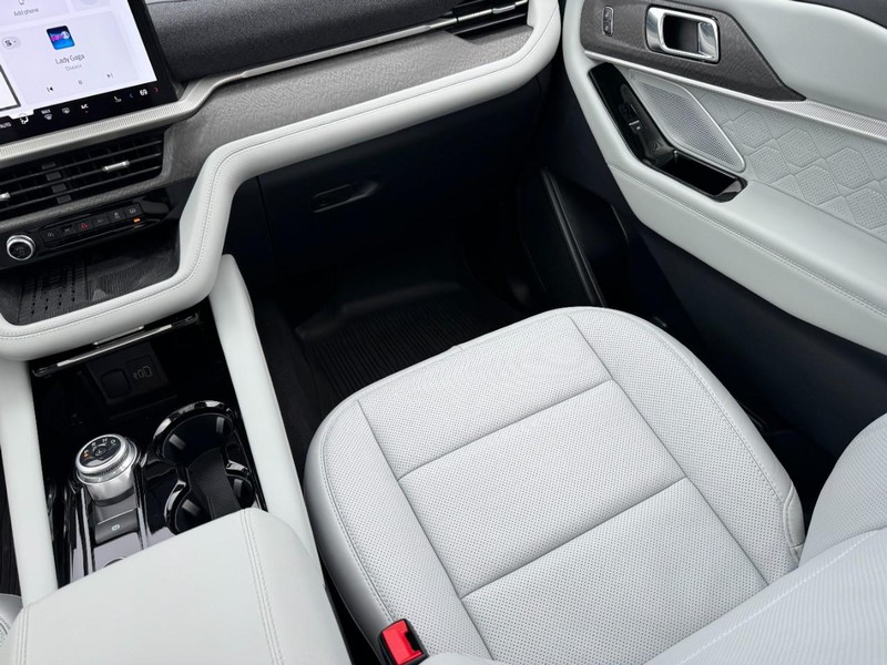 Ford Explorer Vehicle Full-screen Gallery Image 16