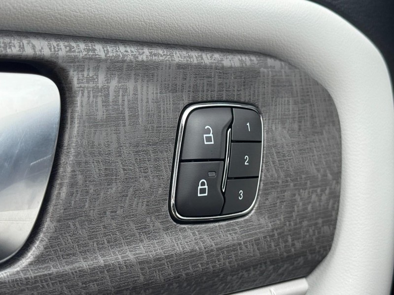 Ford Explorer Vehicle Full-screen Gallery Image 17