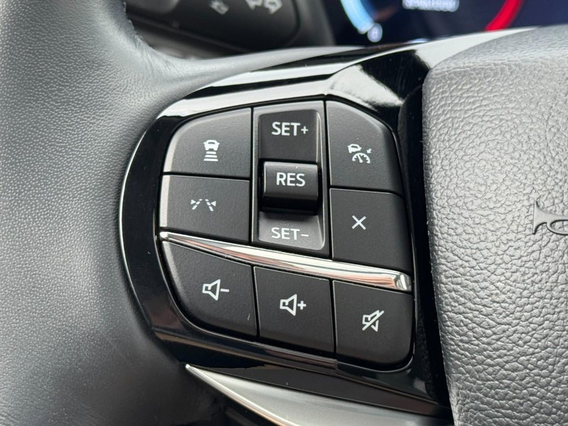 Ford Explorer Vehicle Full-screen Gallery Image 18