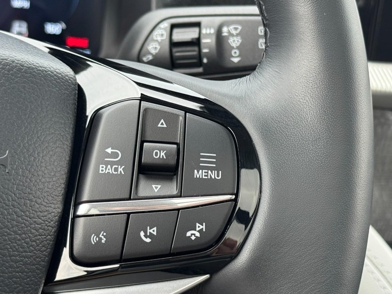 Ford Explorer Vehicle Full-screen Gallery Image 19