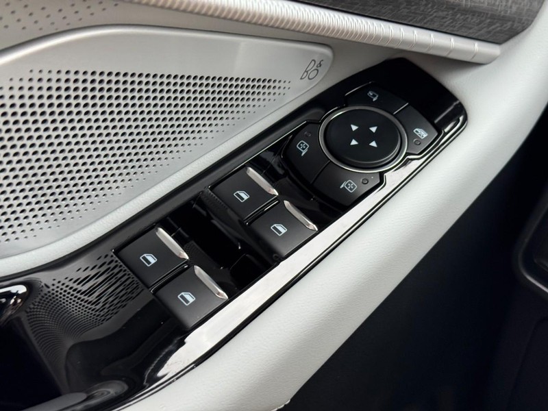 Ford Explorer Vehicle Full-screen Gallery Image 24