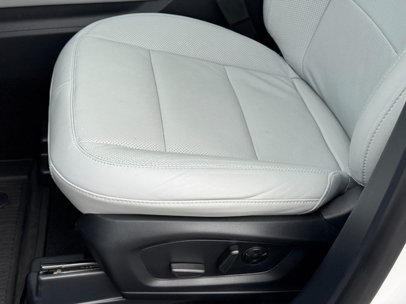 Ford Explorer Vehicle Full-screen Gallery Image 25