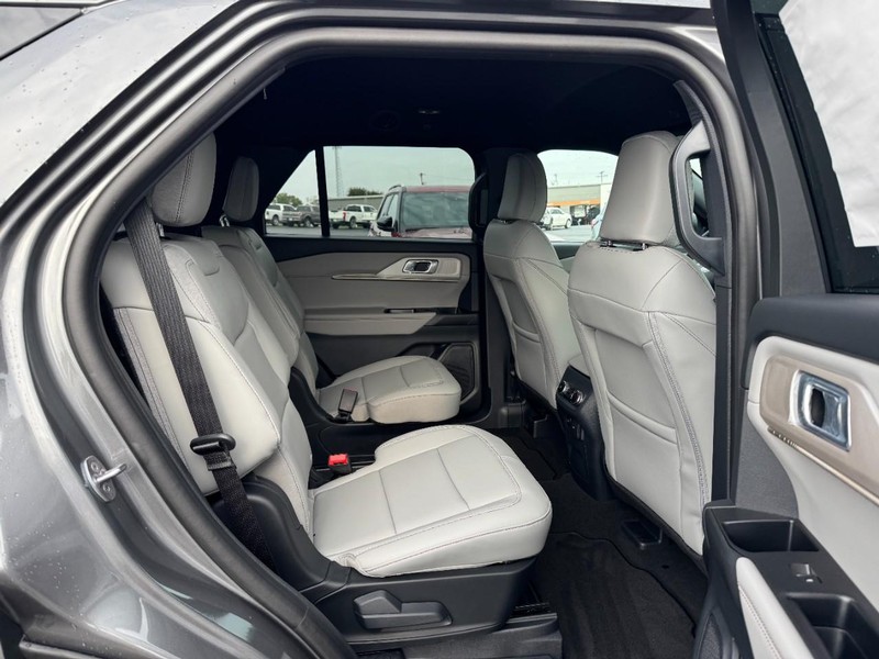 Ford Explorer Vehicle Image 04
