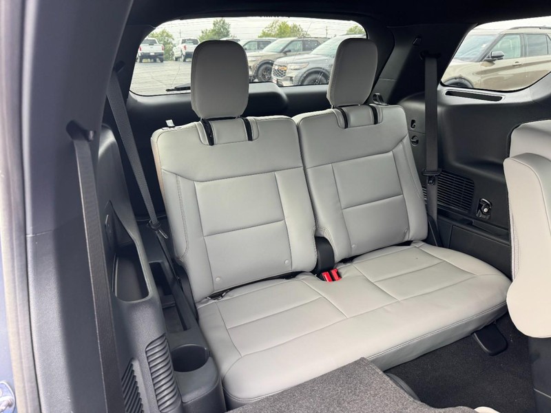 Ford Explorer Vehicle Image 05