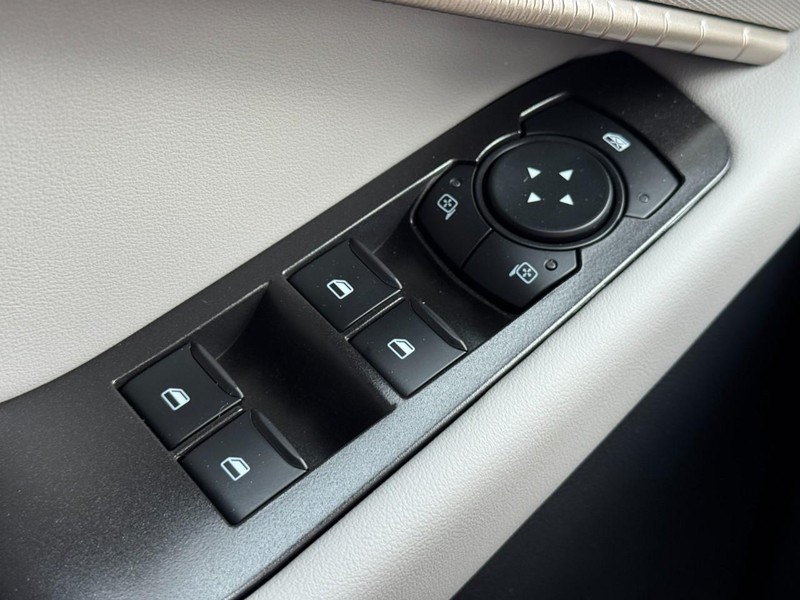 Ford Explorer Vehicle Image 16