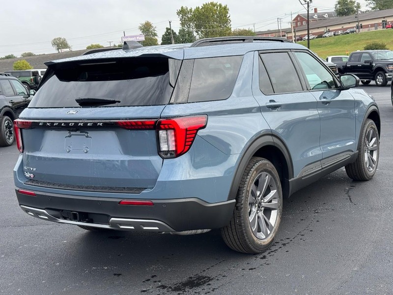Ford Explorer Vehicle Image 03