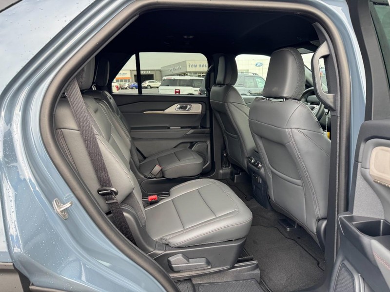 Ford Explorer Vehicle Image 05