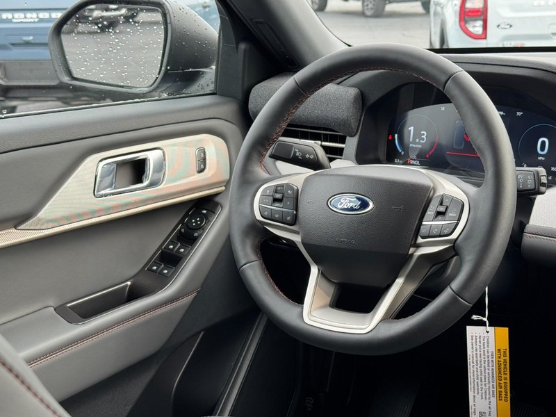 Ford Explorer Vehicle Image 08