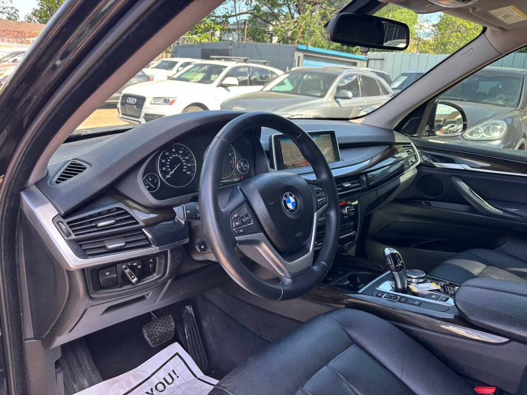 BMW X5 Vehicle Full-screen Gallery Image 13