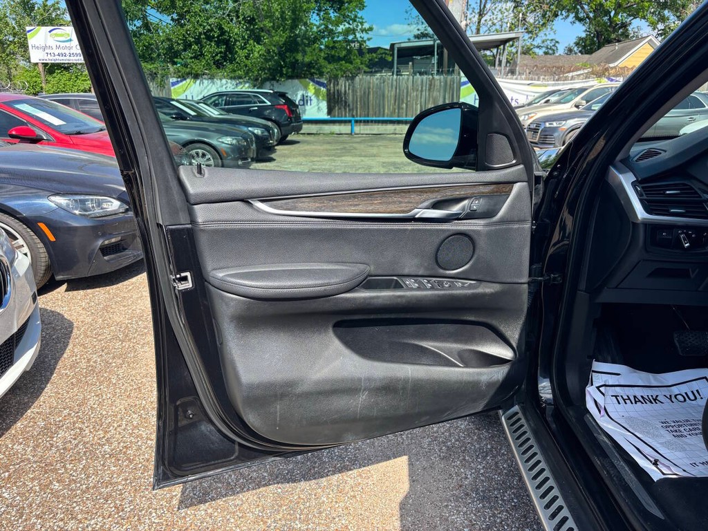 BMW X5 Vehicle Full-screen Gallery Image 16