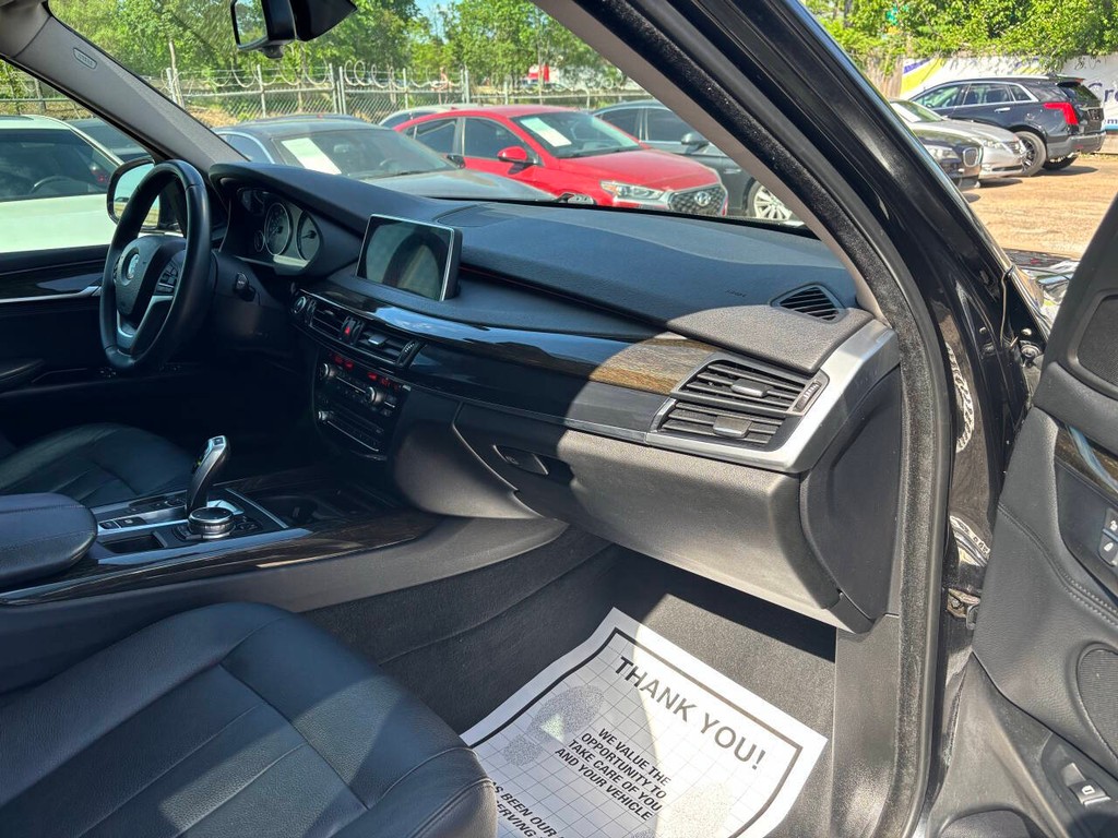 BMW X5 Vehicle Full-screen Gallery Image 17