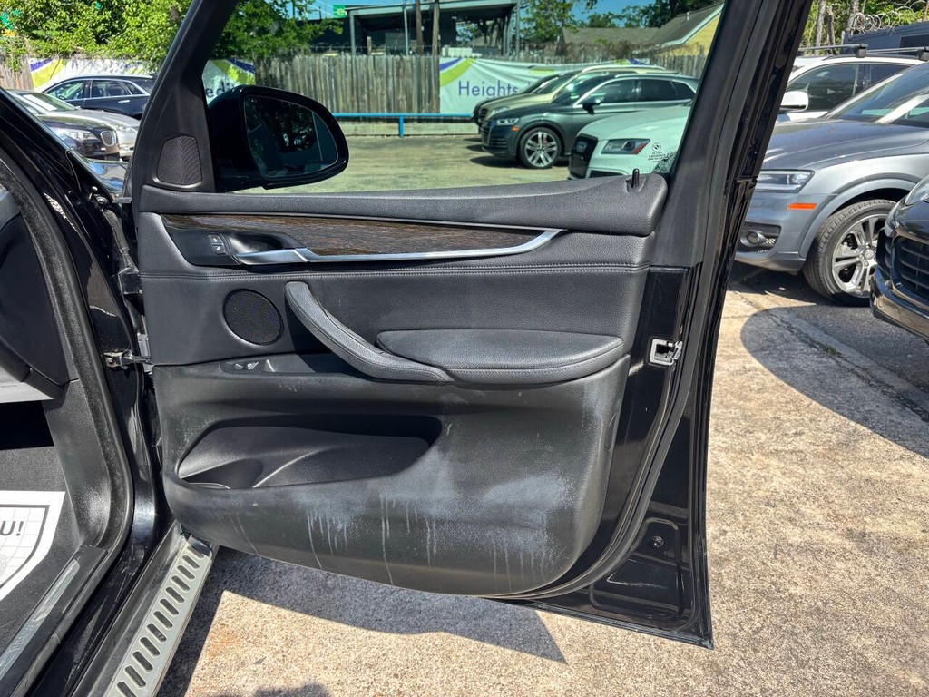 BMW X5 Vehicle Full-screen Gallery Image 19