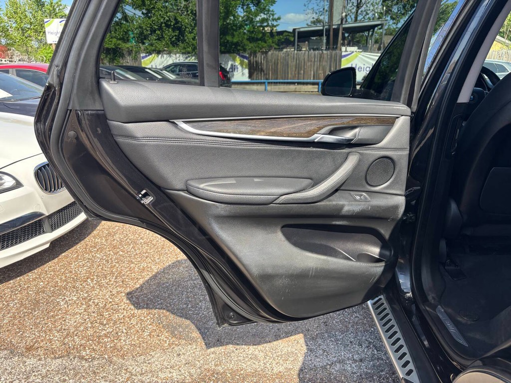 BMW X5 Vehicle Full-screen Gallery Image 22