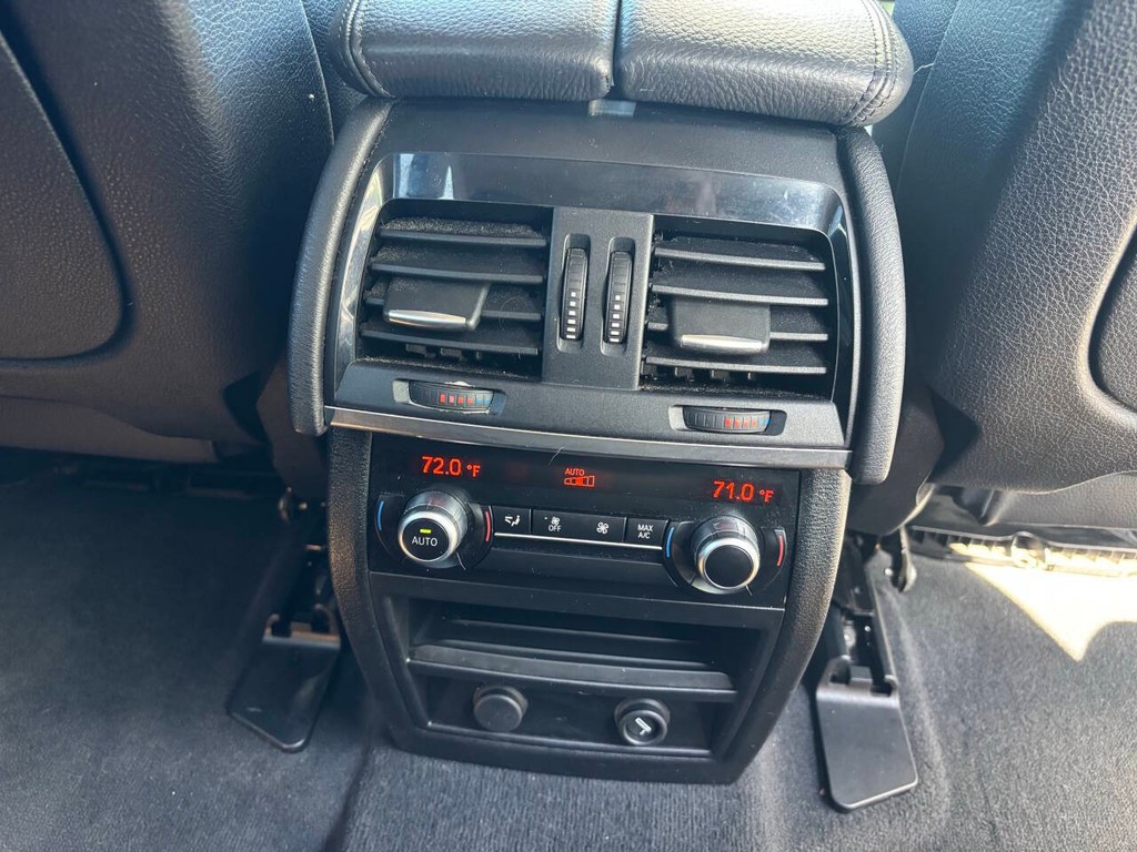 BMW X5 Vehicle Full-screen Gallery Image 23