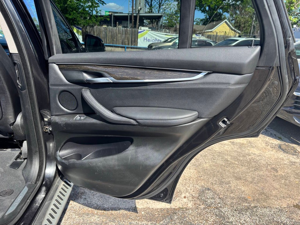 BMW X5 Vehicle Full-screen Gallery Image 24