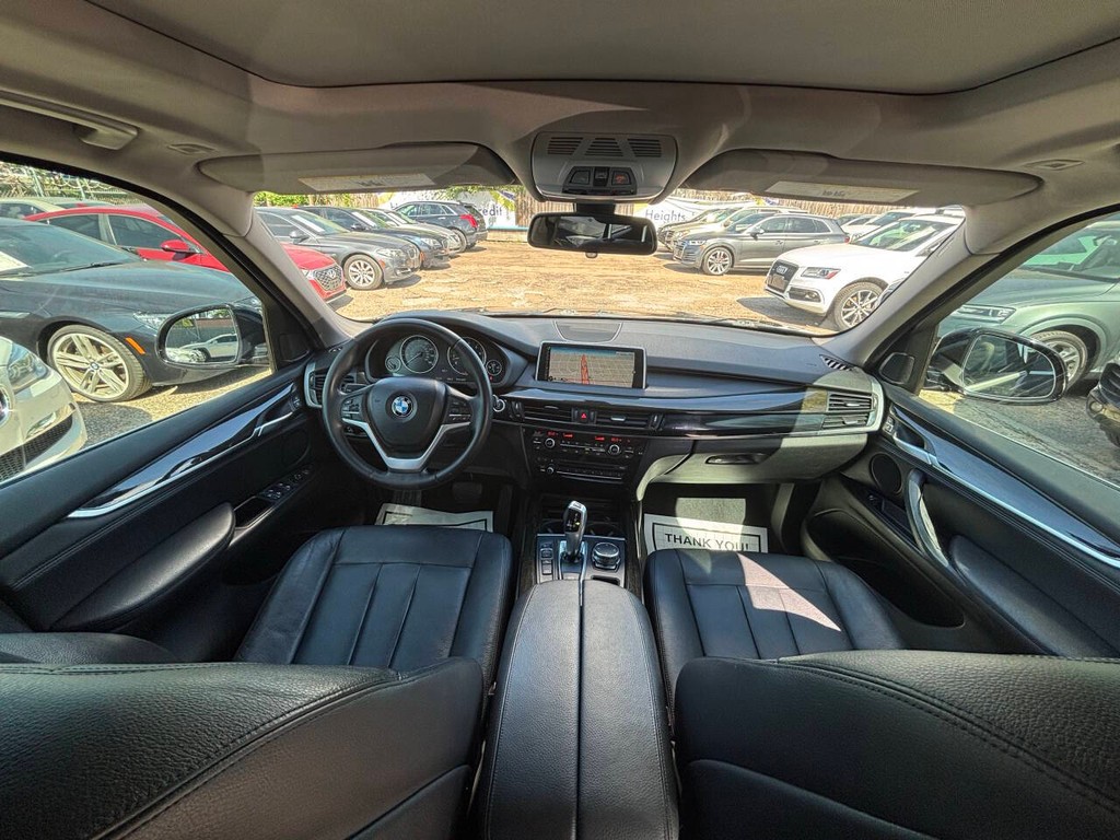 BMW X5 Vehicle Full-screen Gallery Image 25