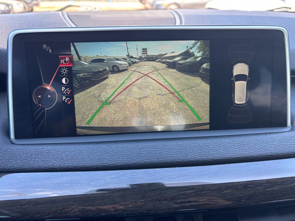 BMW X5 Vehicle Full-screen Gallery Image 28