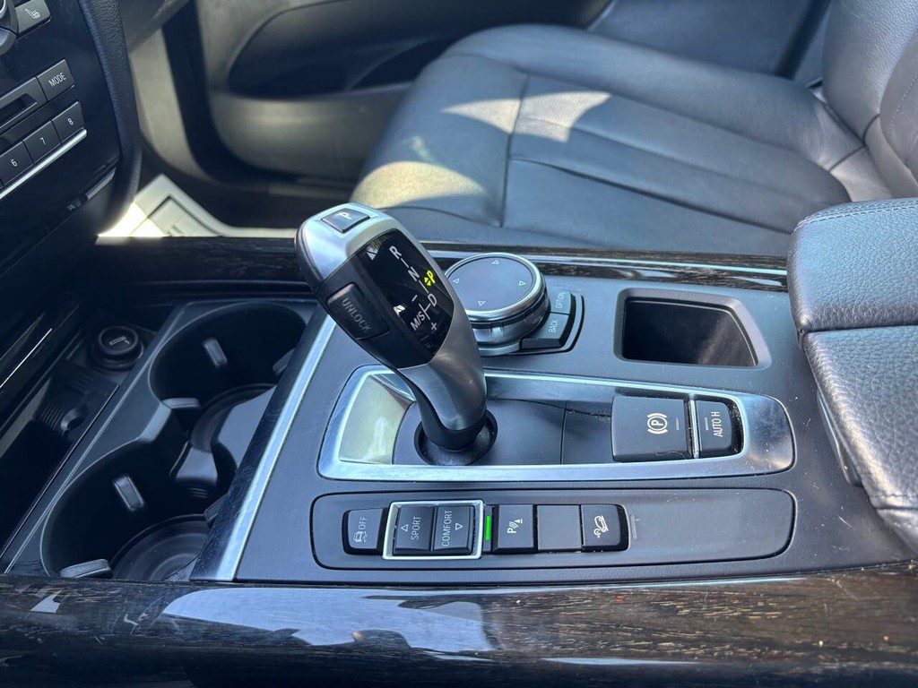 BMW X5 Vehicle Full-screen Gallery Image 29