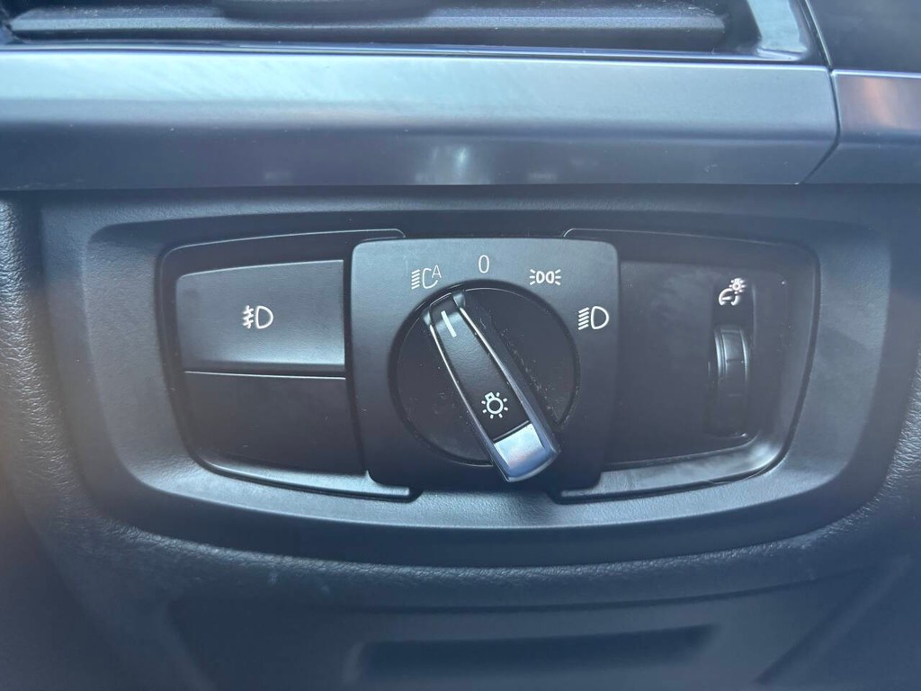 BMW X5 Vehicle Full-screen Gallery Image 34