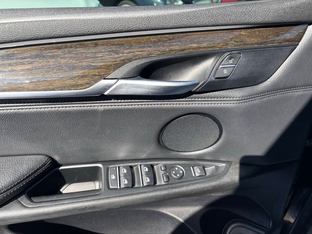 BMW X5 Vehicle Full-screen Gallery Image 35