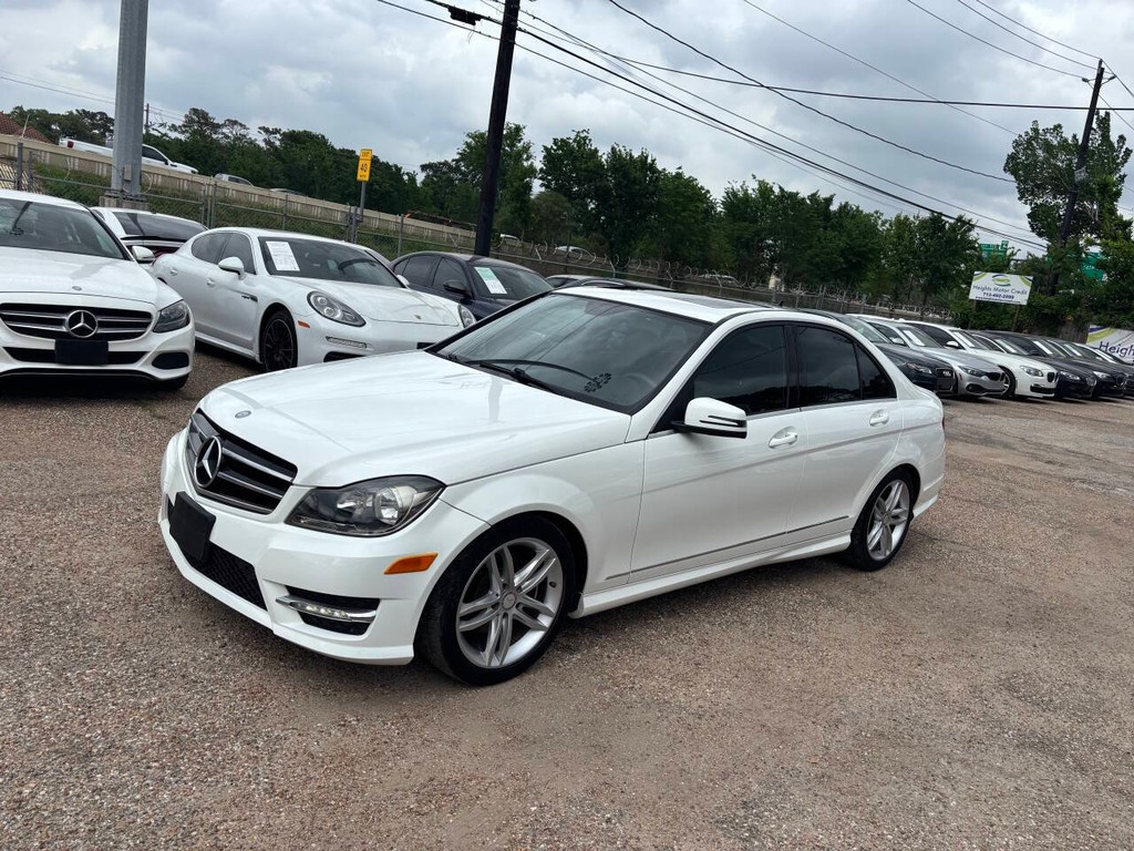 Mercedes-Benz C-Class Vehicle Full-screen Gallery Image 03