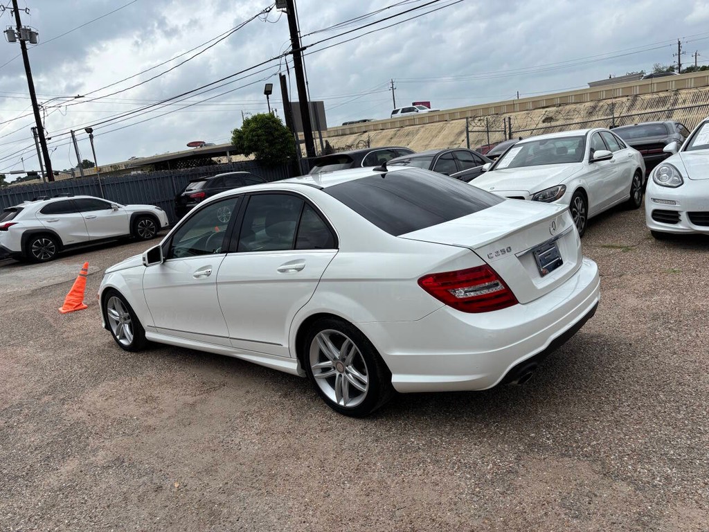 Mercedes-Benz C-Class Vehicle Full-screen Gallery Image 04