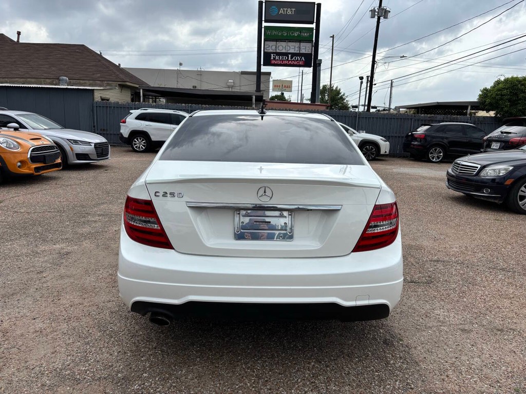 Mercedes-Benz C-Class Vehicle Full-screen Gallery Image 05