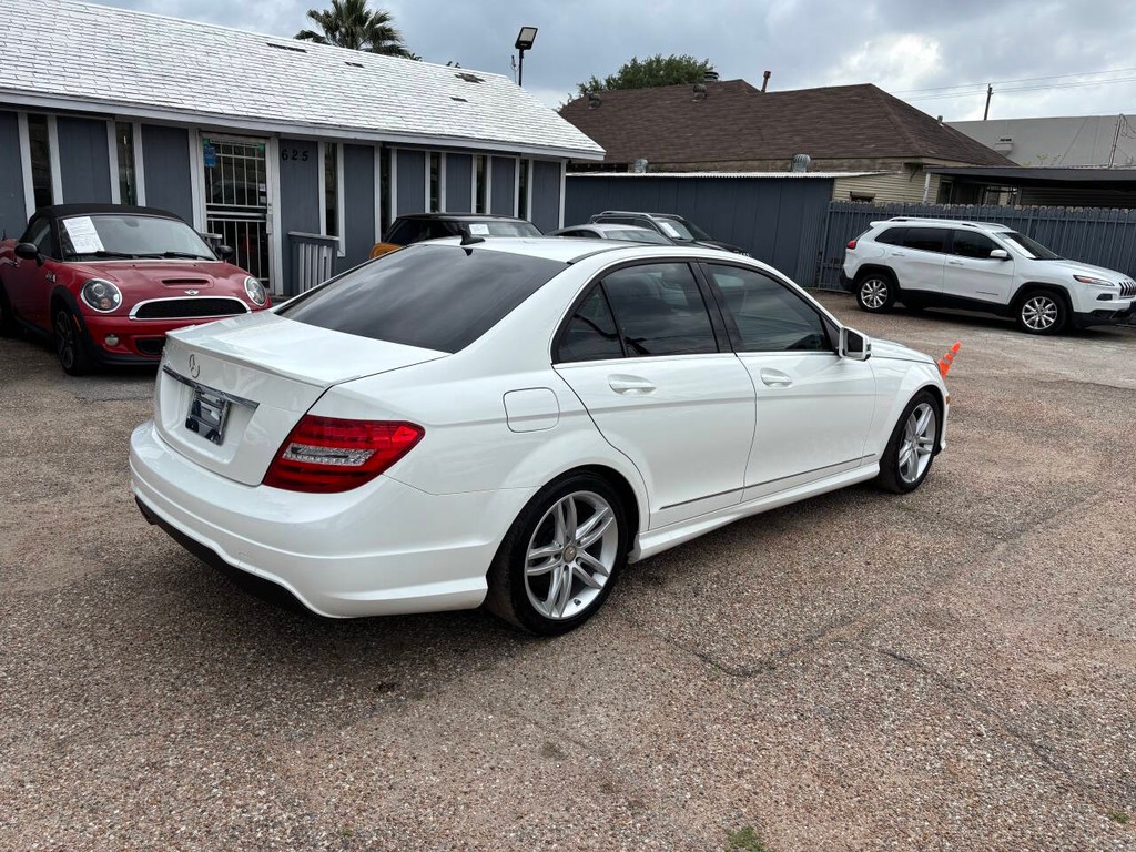 Mercedes-Benz C-Class Vehicle Full-screen Gallery Image 06