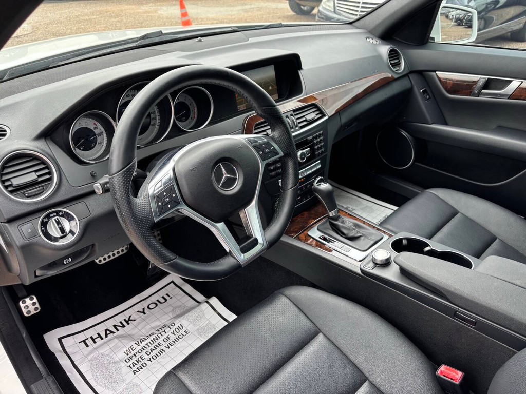 Mercedes-Benz C-Class Vehicle Full-screen Gallery Image 07